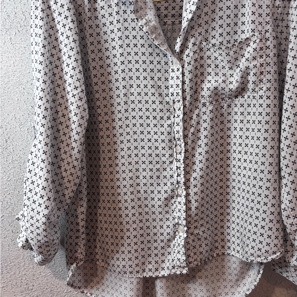 Velvet Heart Black and White Floral Shirt Goog condición